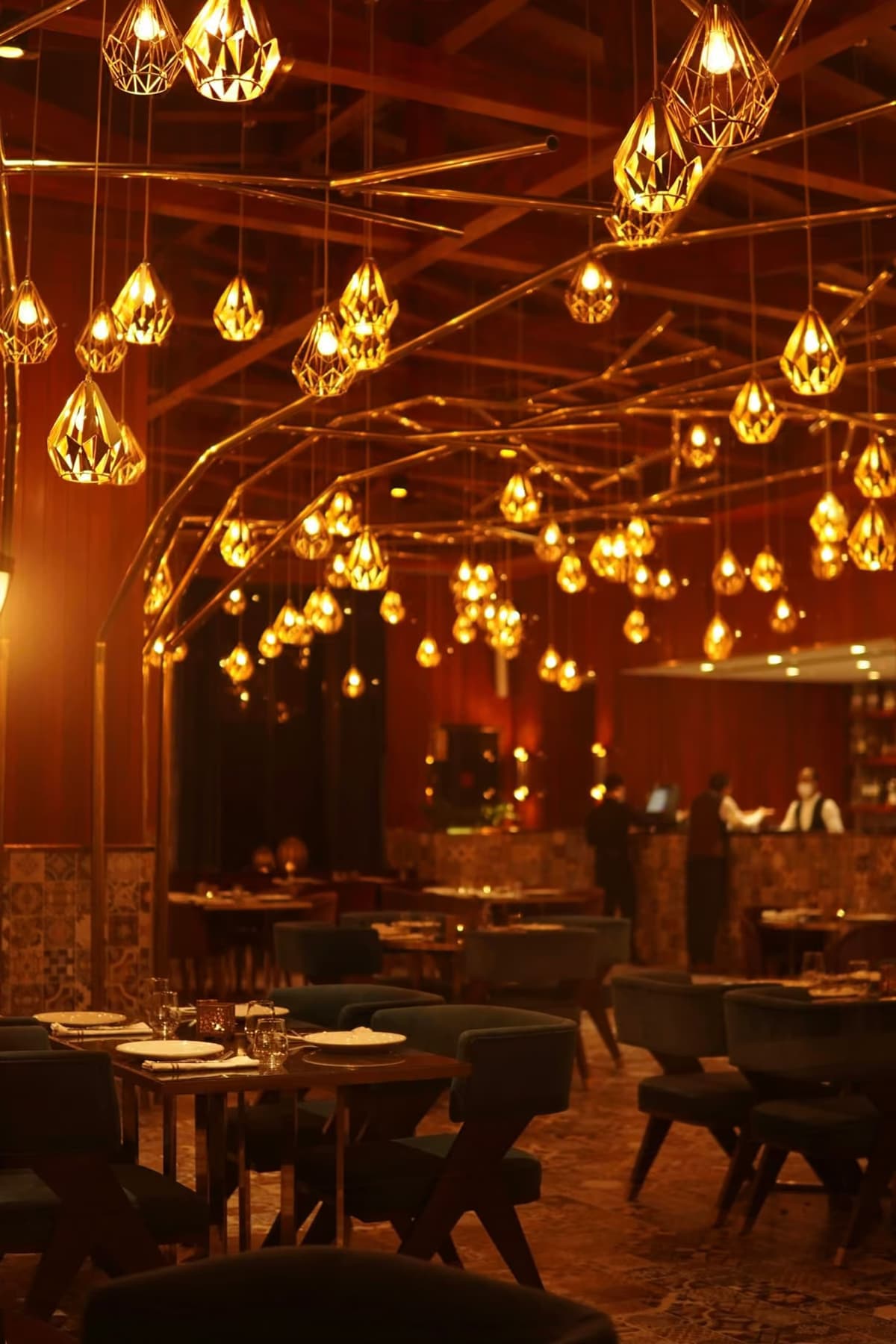 Sıcak ışıklı premium restoran atmosferi
